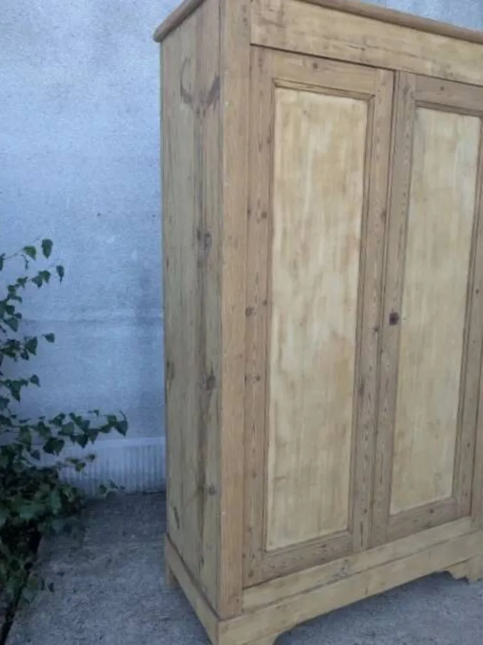 Armoire en bois naturel