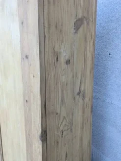 Armoire en bois naturel