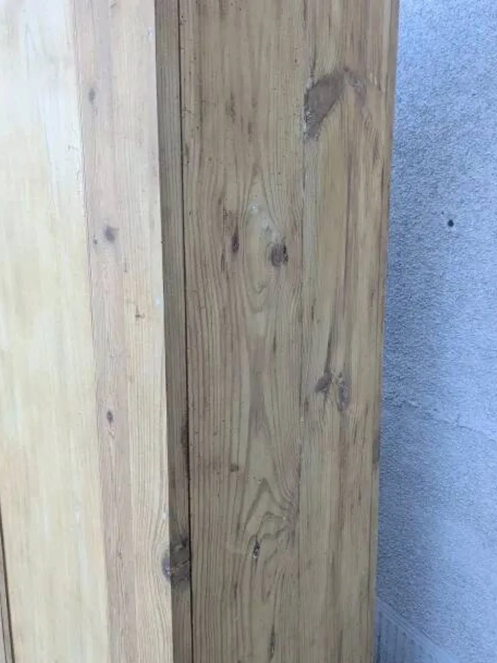 Armoire en bois naturel