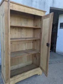 Armoire en bois naturel