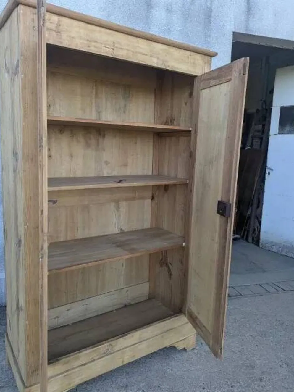 Armoire en bois naturel