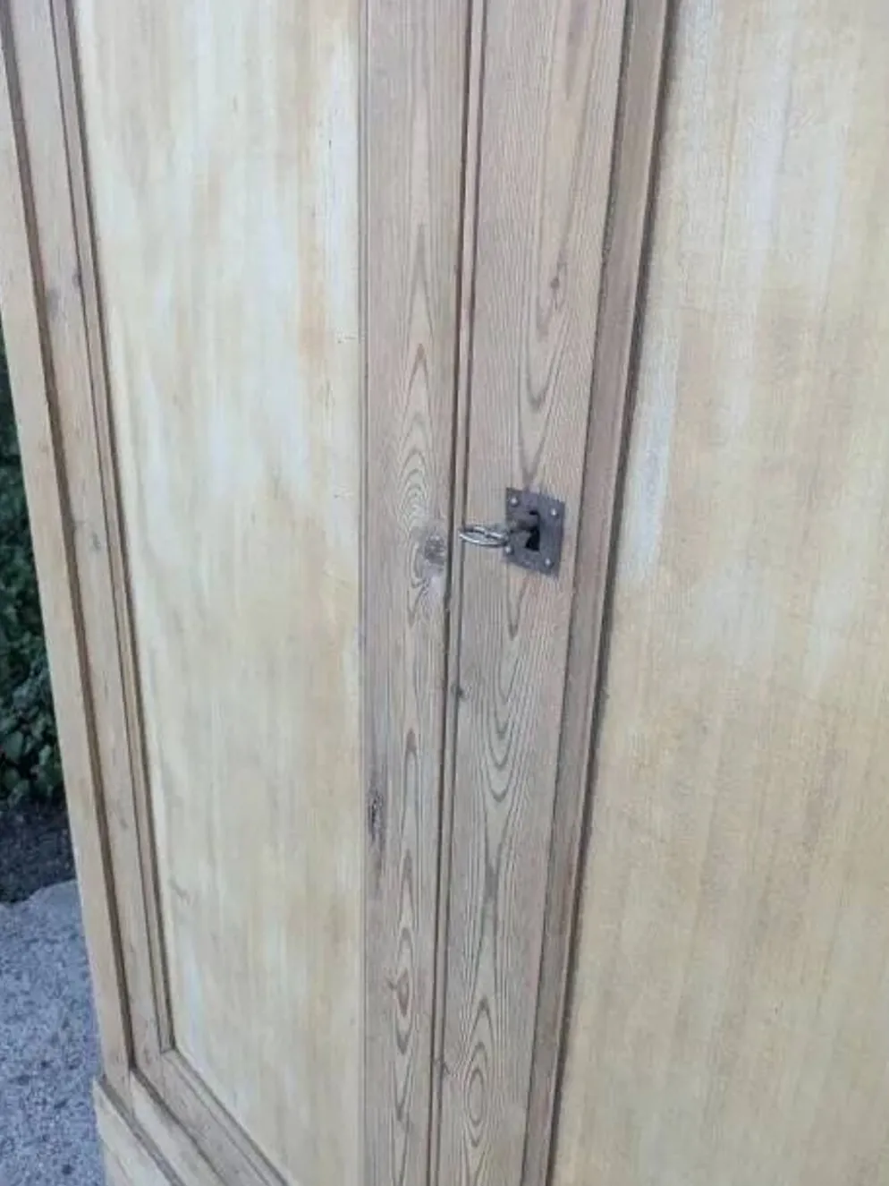 Armoire en bois naturel