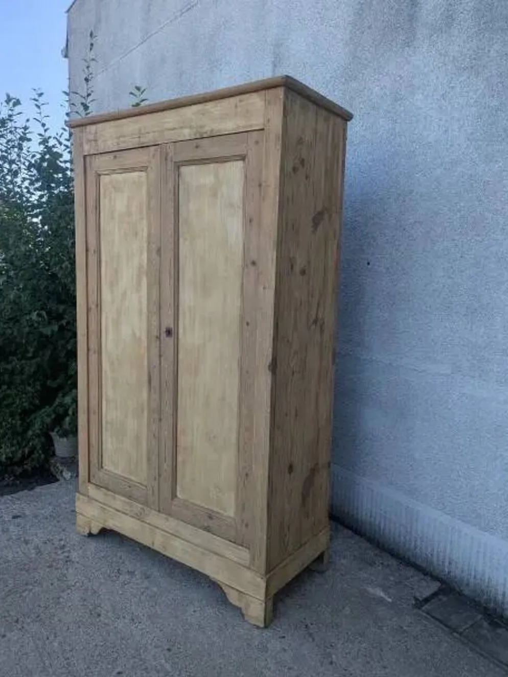 Armoire en bois naturel