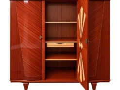 Armoire en bois verni et marquetterie
