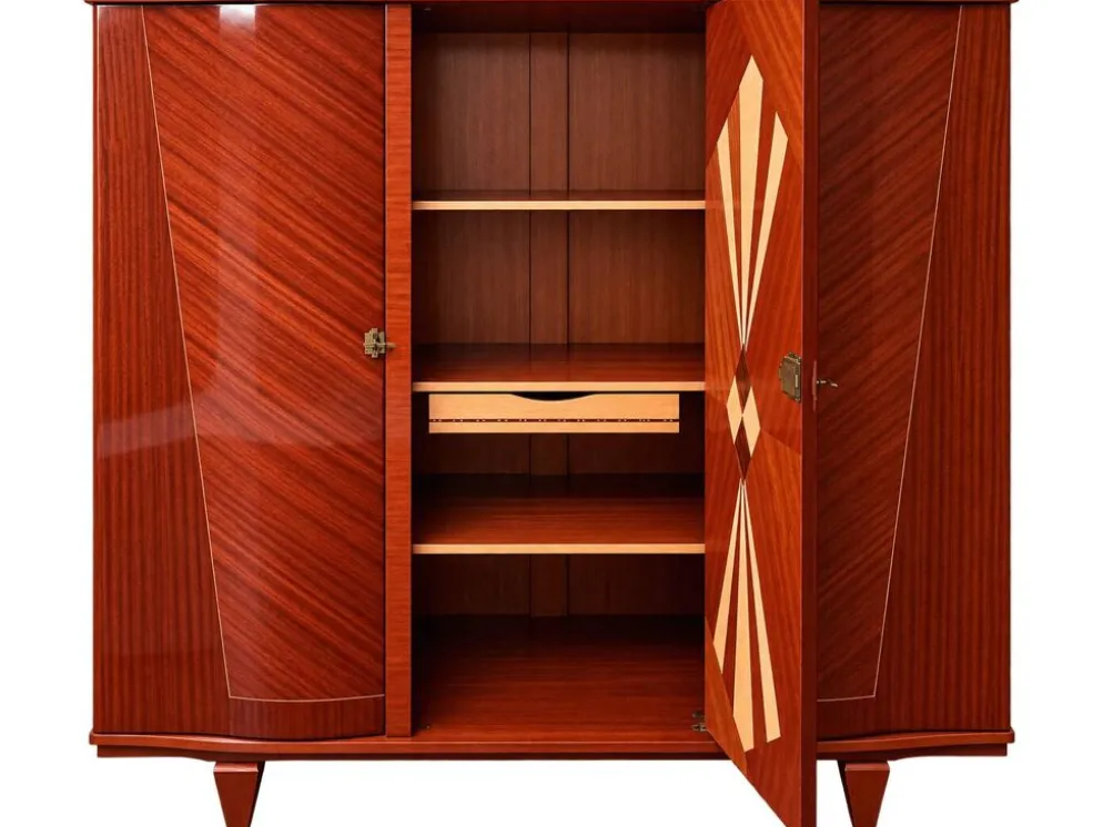 Armoire en bois verni et marquetterie