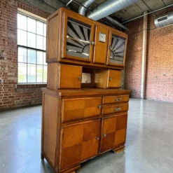 Armoire en bois vintage / vitrine avec accent art déco