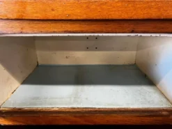 Armoire en bois vintage / vitrine avec accent art déco