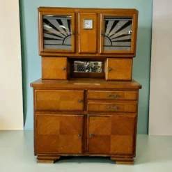 Armoire en bois vintage / vitrine avec accent art déco