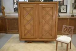 Armoire en chêne blond à motif géométrique en croisillons 1940’s