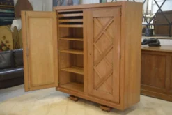 Armoire en chêne blond à motif géométrique en croisillons 1940’s