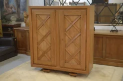 Armoire en chêne blond à motif géométrique en croisillons 1940’s