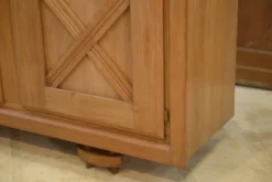 Armoire en chêne blond à motif géométrique en croisillons 1940’s