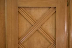 Armoire en chêne blond à motif géométrique en croisillons 1940’s