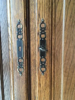 Armoire en chêne massif, quatre portes avec clefs