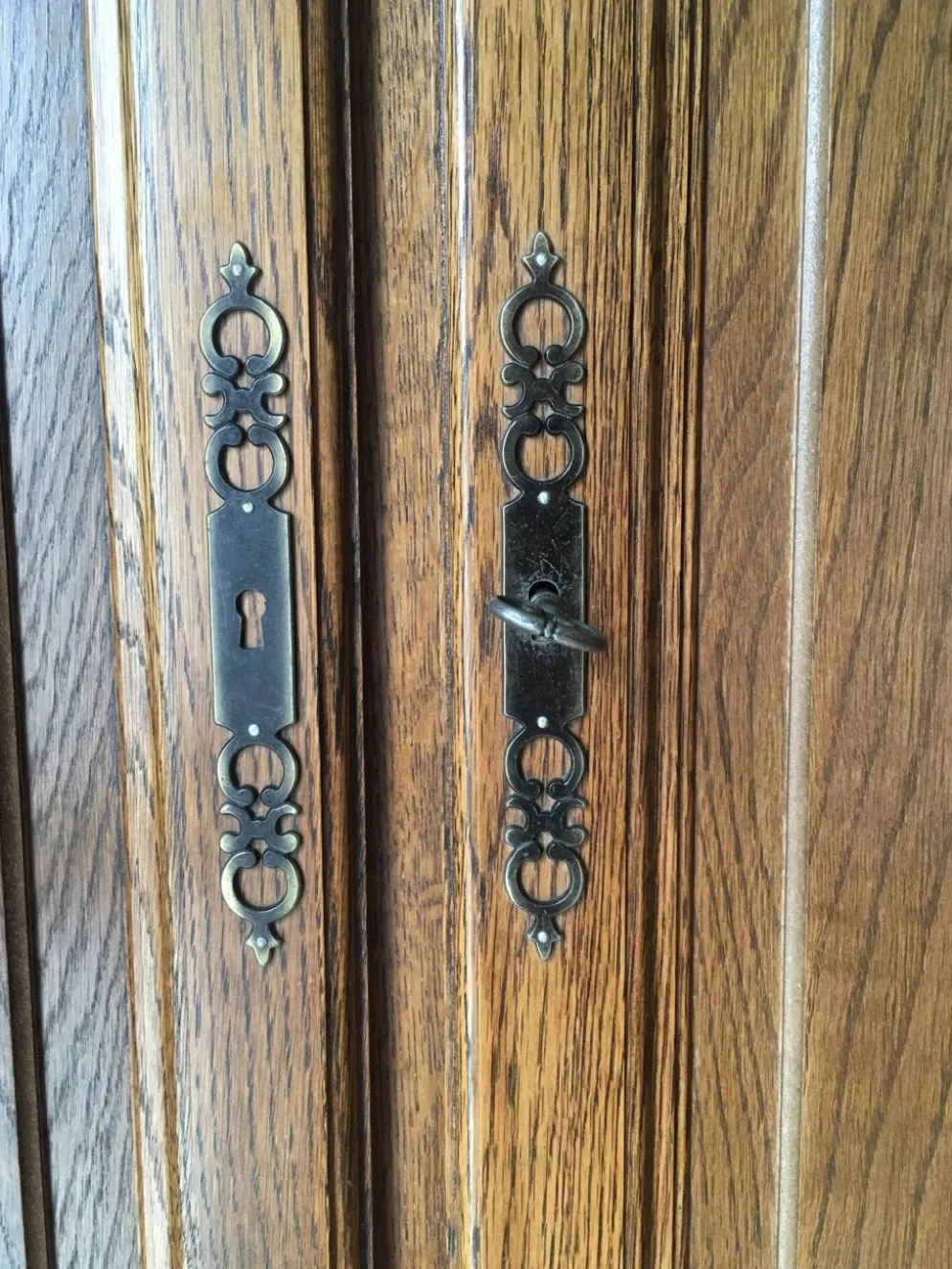 Armoire en chêne massif, quatre portes avec clefs