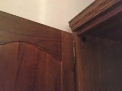 Armoire en chêne massif, quatre portes avec clefs
