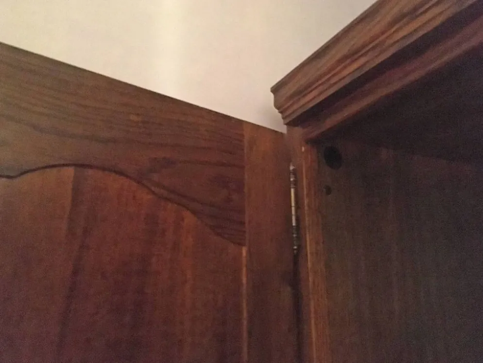 Armoire en chêne massif, quatre portes avec clefs