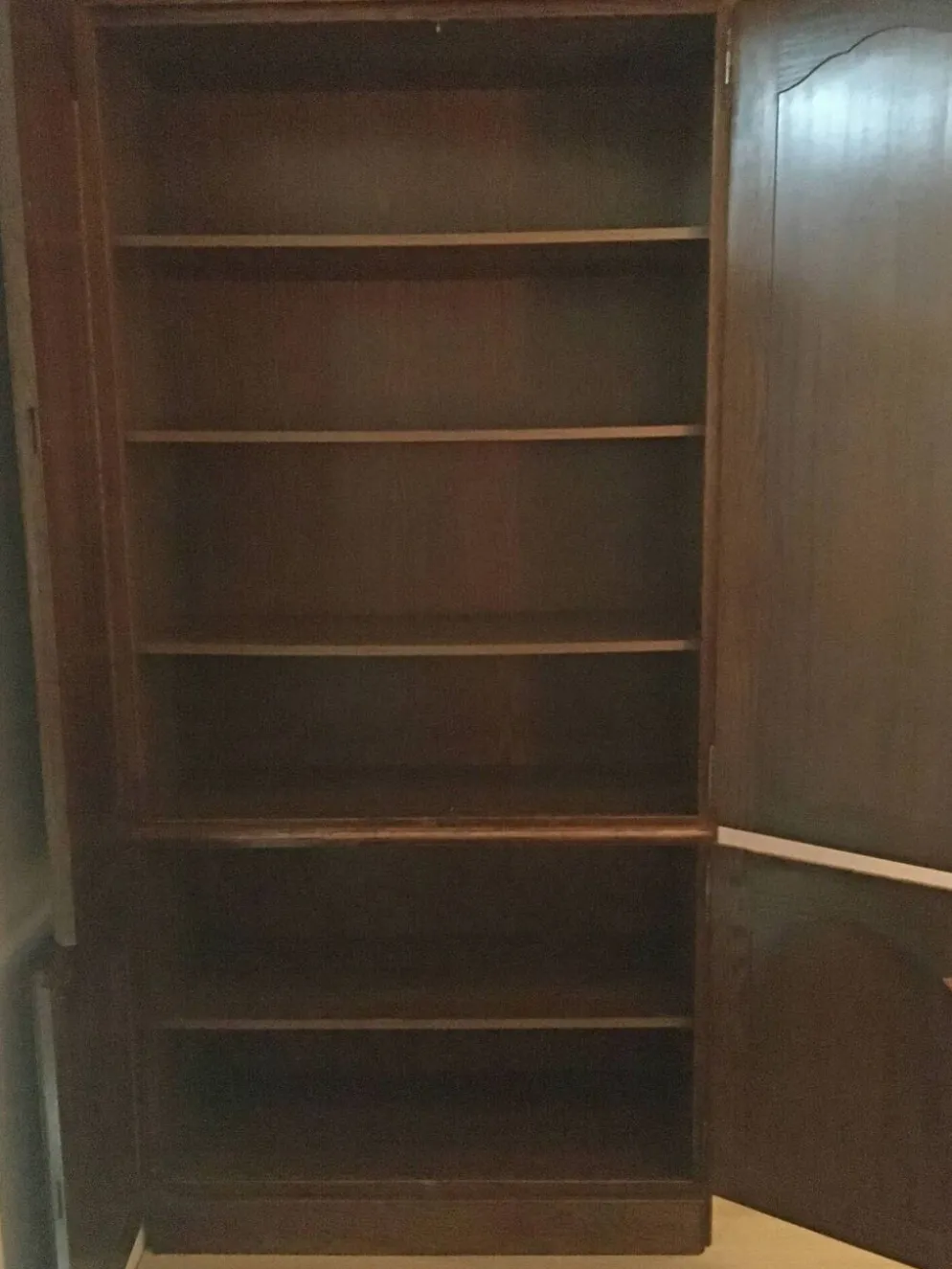 Armoire en chêne massif, quatre portes avec clefs