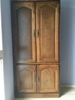 Armoire en chêne massif, quatre portes avec clefs