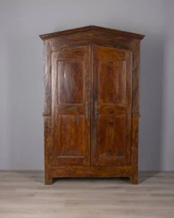 Armoire en noyer piémontaise classique du début du XVIIIe siècle