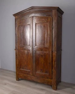 Armoire en noyer piémontaise classique du début du XVIIIe siècle
