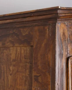 Armoire en noyer piémontaise classique du début du XVIIIe siècle