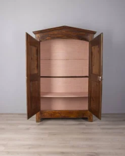 Armoire en noyer piémontaise classique du début du XVIIIe siècle
