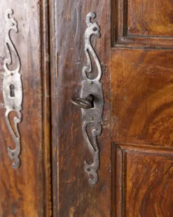 Armoire en noyer piémontaise classique du début du XVIIIe siècle