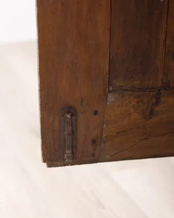 Armoire en noyer piémontaise classique du début du XVIIIe siècle