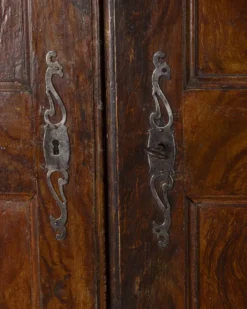 Armoire en noyer piémontaise classique du début du XVIIIe siècle