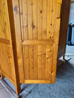 Armoire en pin