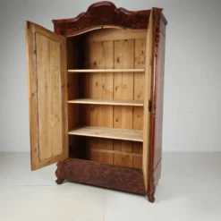 Armoire en pin du 19ème siècle avec placage en flamme
