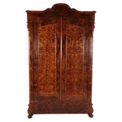 Armoire en pin du 19ème siècle avec placage en flamme