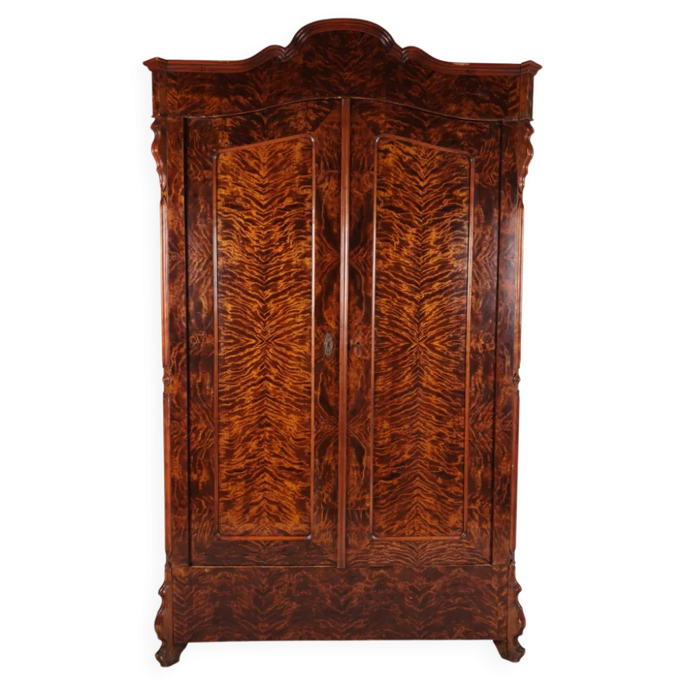 Armoire en pin du 19ème siècle avec placage en flamme