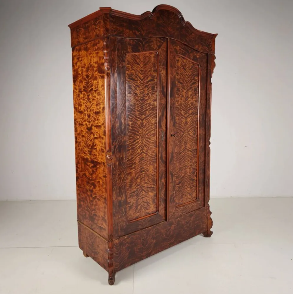 Armoire en pin du 19ème siècle avec placage en flamme