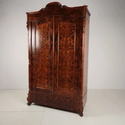 Armoire en pin du 19ème siècle avec placage en flamme