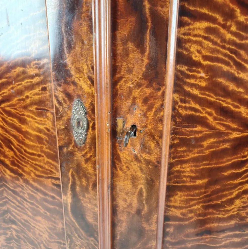 Armoire en pin du 19ème siècle avec placage en flamme