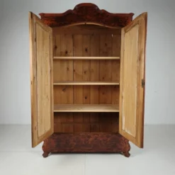 Armoire en pin du 19ème siècle avec placage en flamme