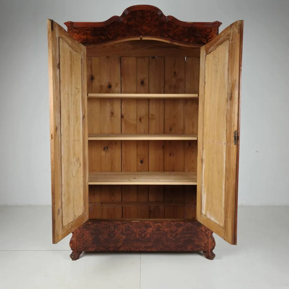 Armoire en pin du 19ème siècle avec placage en flamme