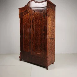 Armoire en pin du 19ème siècle avec placage en flamme