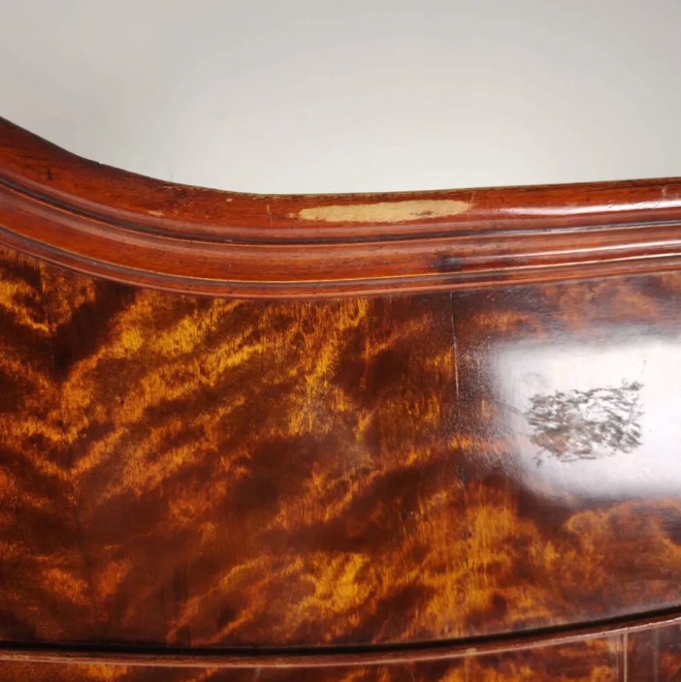 Armoire en pin du 19ème siècle avec placage en flamme