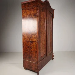 Armoire en pin du 19ème siècle avec placage en flamme