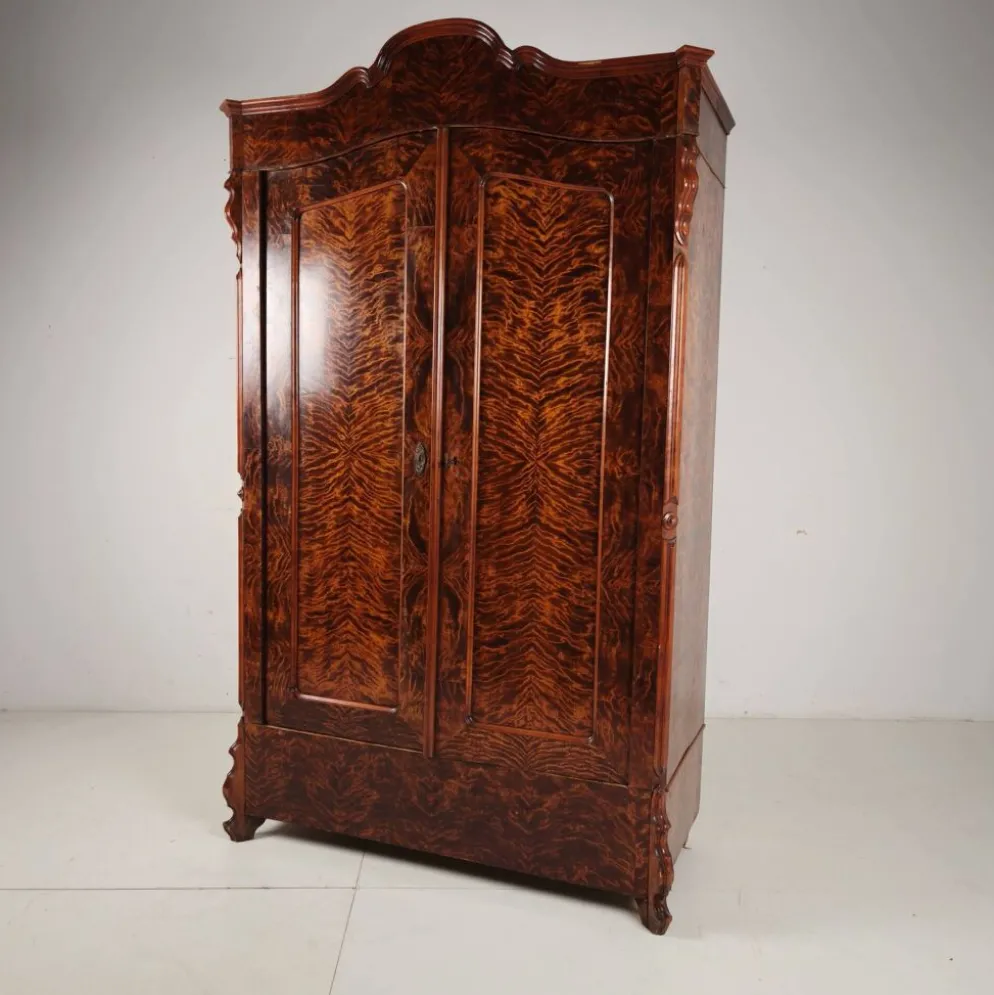 Armoire en pin du 19ème siècle avec placage en flamme