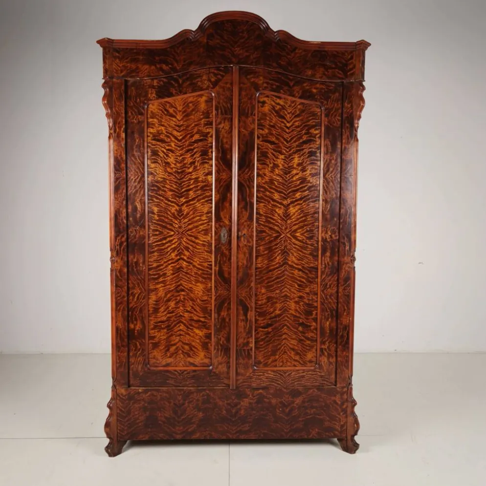 Armoire en pin du 19ème siècle avec placage en flamme