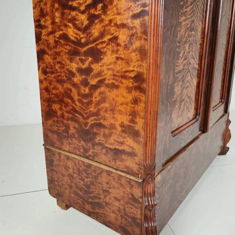 Armoire en pin du 19ème siècle avec placage en flamme