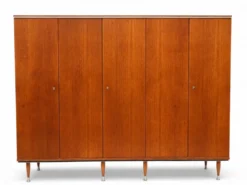 Armoire en teck avec 5 portes, tringle et étagères.