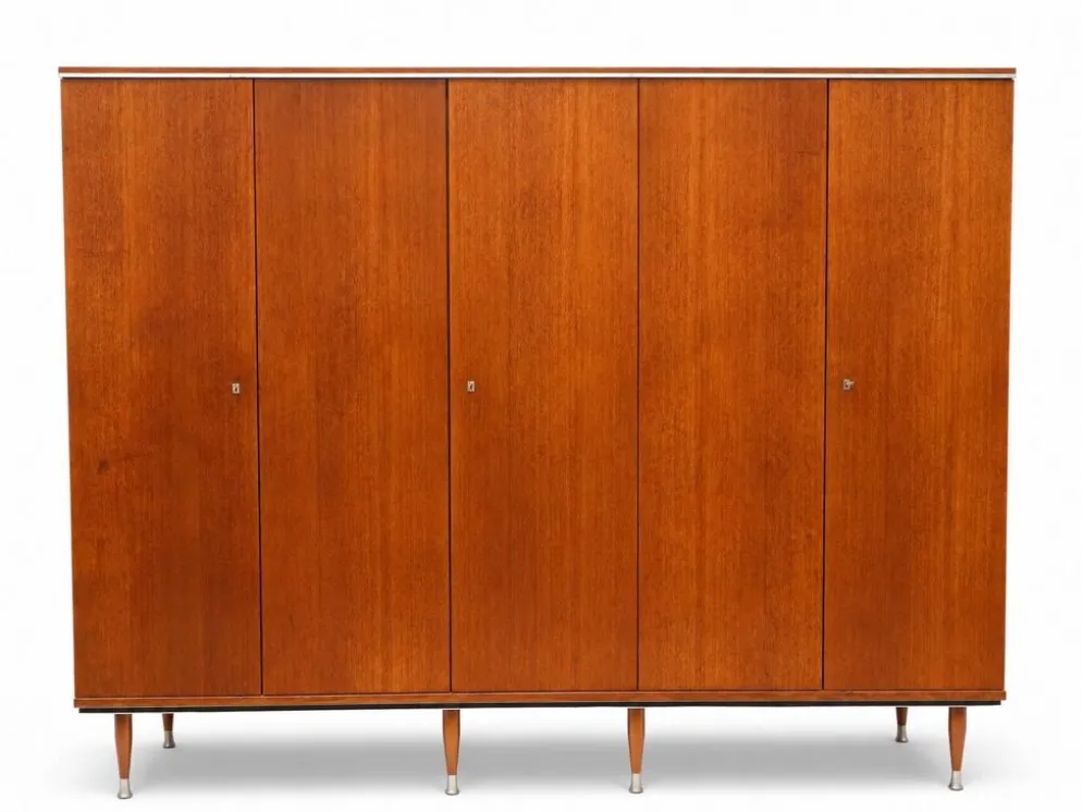 Armoire en teck avec 5 portes, tringle et étagères.