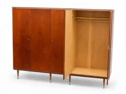 Armoire en teck avec 5 portes, tringle et étagères.