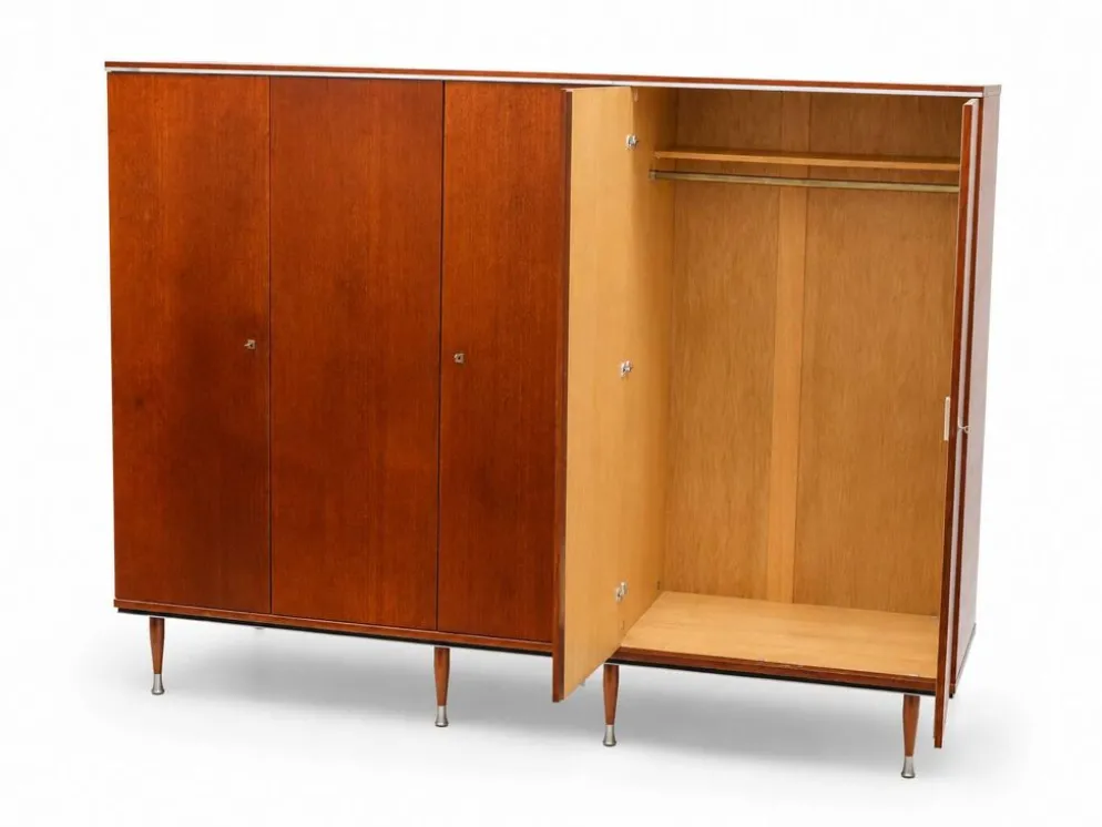 Armoire en teck avec 5 portes, tringle et étagères.