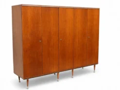 Armoire en teck avec 5 portes, tringle et étagères.